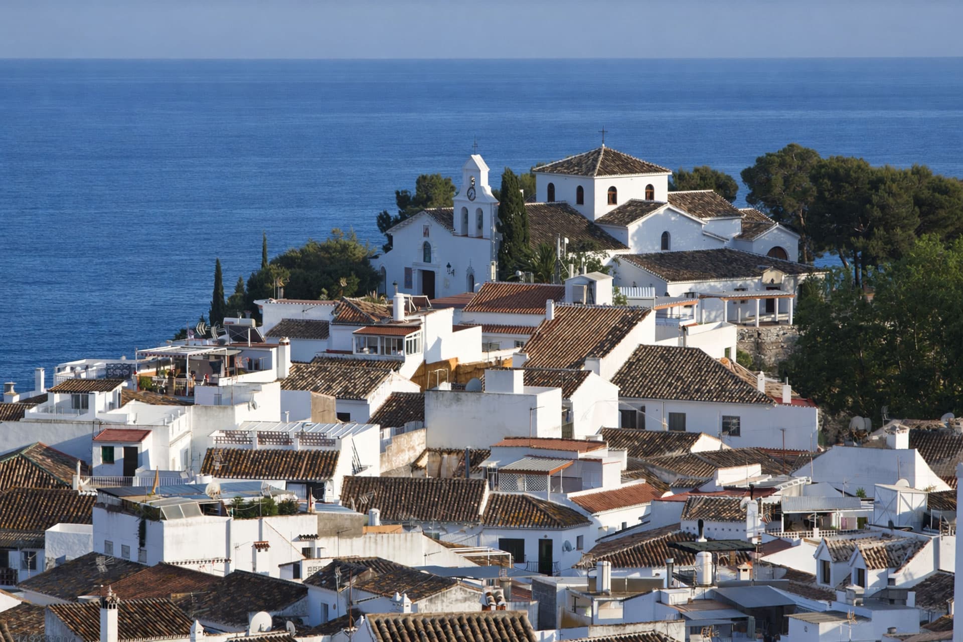 Weißes Küstendorf an der Costa del Sol für die Auswandern-Seite