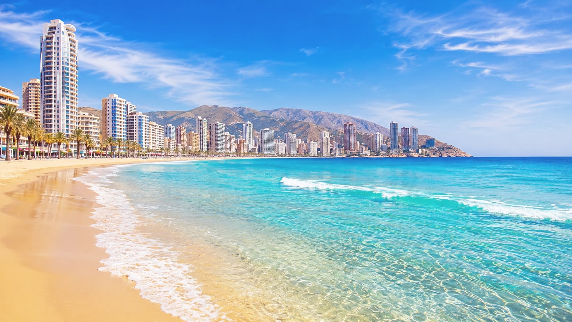 Panorama der Costa Blanca mit Strand, Stadt und Mittelmeer